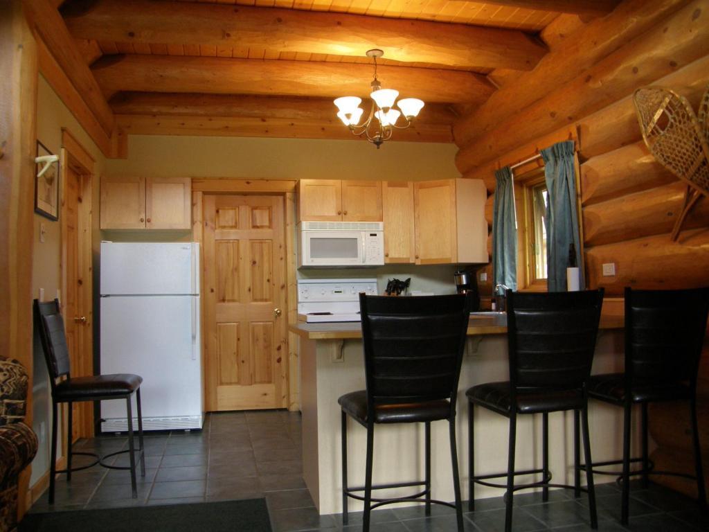 Yoho Chalets Βίλα Golden Δωμάτιο φωτογραφία